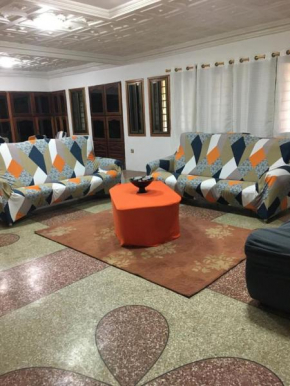Spacious Private Bedroom with AC Near Achimota Mall and 5 miles from Airport
